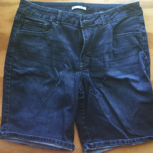 LIKE NEW! LEE RIDERS SHORTS MID RISE SIZE 16